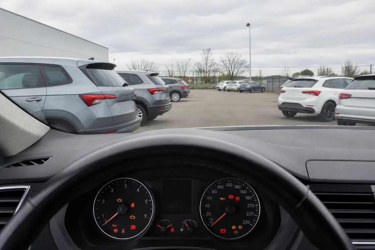 Tableau de bord d’une voiture d’occasion avec témoins allumés au démarrage
